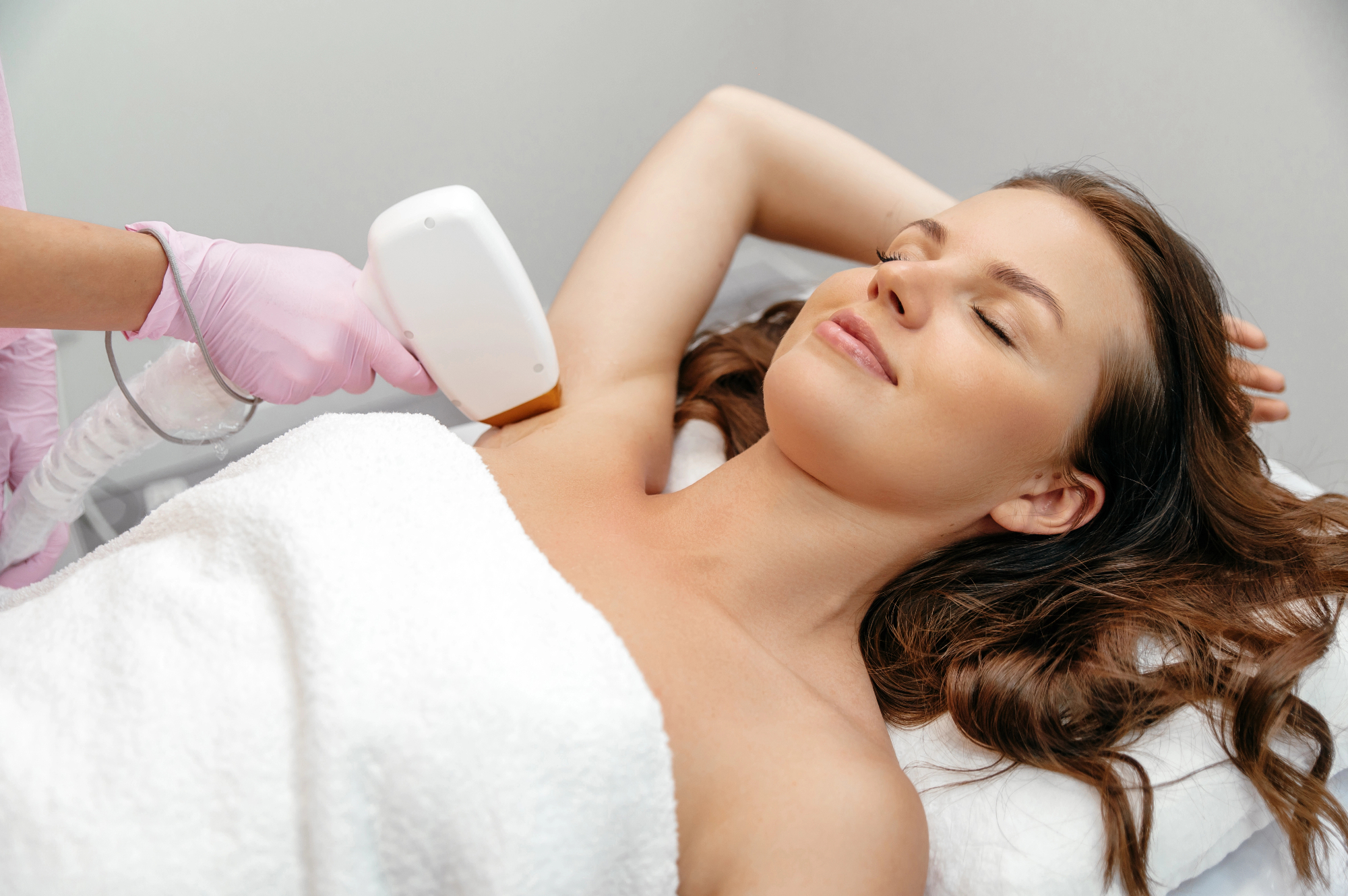 Kako poteka lasersko odstranjevanje dlak z tattojem na nogi